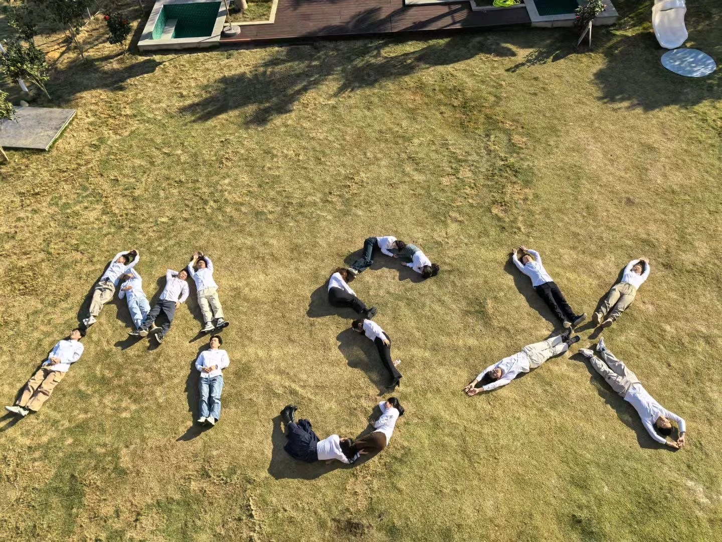El equipo de MISUXIN forma las letras MSX durante una actividad de integraci&oacute;n de equipo